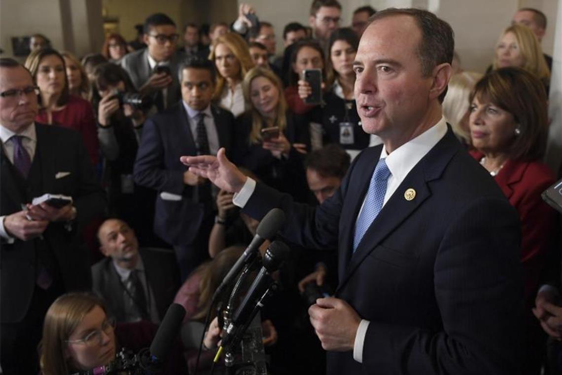 Trump rügt Impeachment und weist Zeugenaussage zurück Der Vorsitzende des Geheimdienstausschusses, Adam Schiff, informiert die Medien nach der Anhörung. Foto: Susan Walsh/AP/dpa