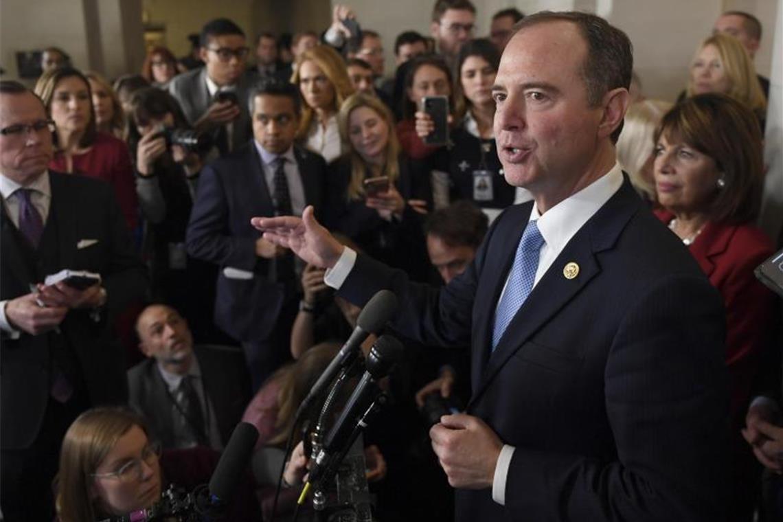 Der Vorsitzende des Geheimdienstausschusses, Adam Schiff, informiert die Medien nach der Anhörung. Foto: Susan Walsh/AP/dpa