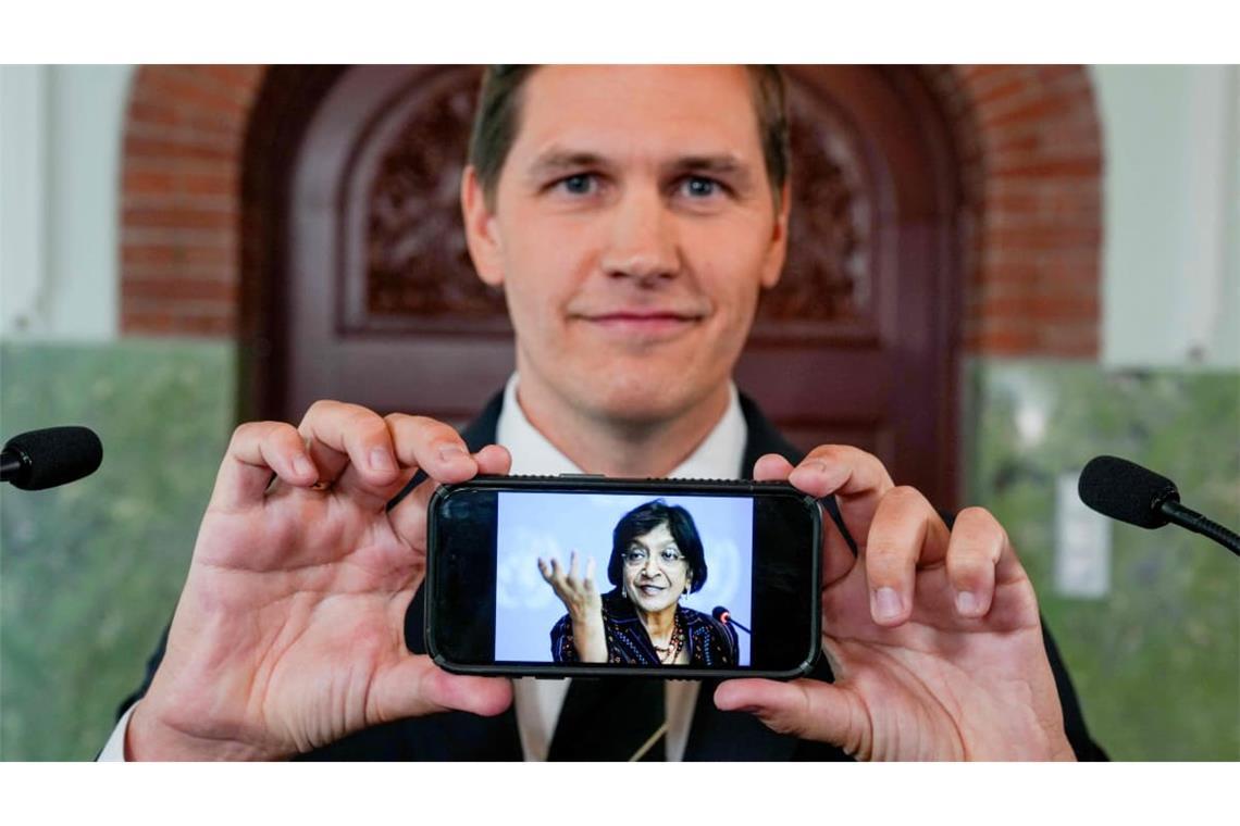 Der Vorsitzende des norwegischen Nobelpreis-Komitees, Jørgen Watne Frydnes, mit einem Foto von Navanethem „Navi“ Pillay, der Nobelpreisträgerin von 2026.
