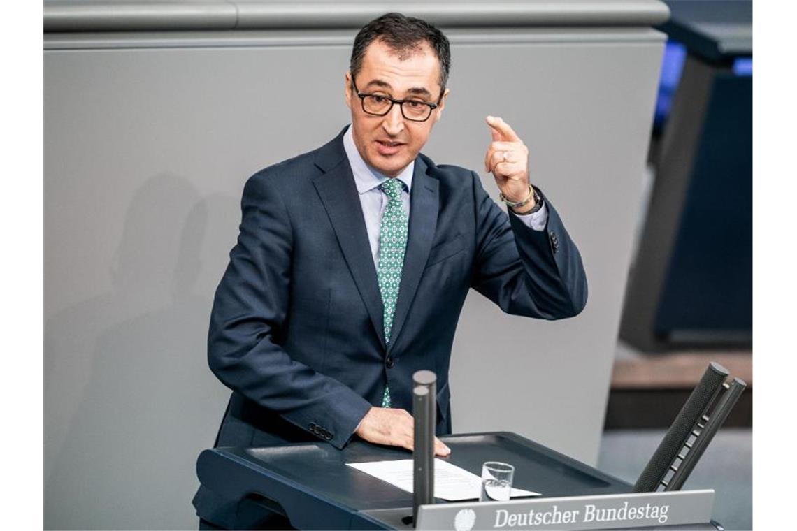Der Vorsitzende des Verkehrsausschusses, Cem Özdemir (Grüne), scheitert deutlich mit seinem Vorstoß im Bundestag. Foto: Michael Kappeler/dpa