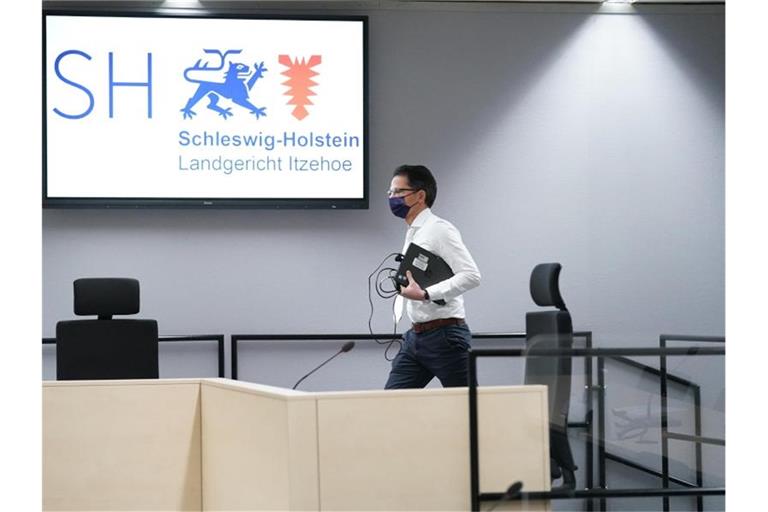 Der Vorsitzende Richter Dominik Groß auf dem Weg in den Gerichtssaal. Foto: Marcus Brandt/dpa Pool/dpa