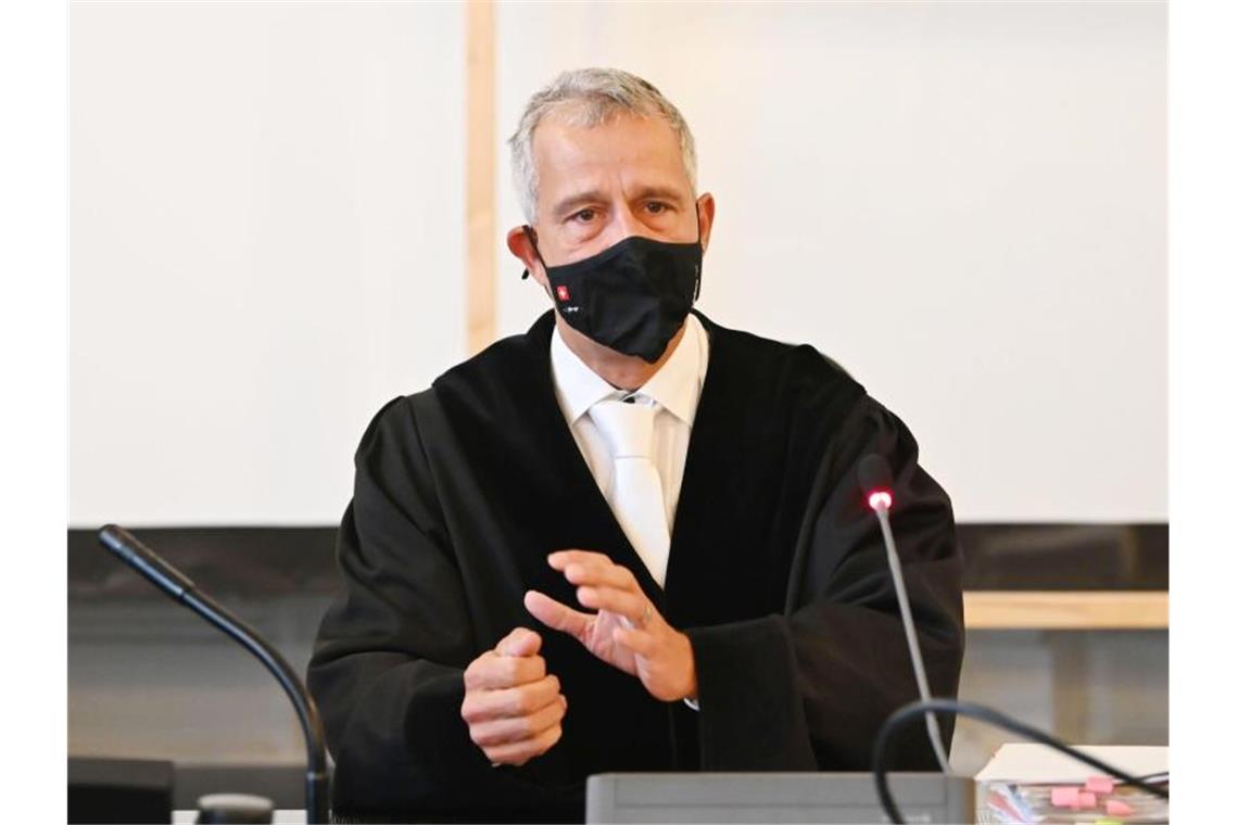 Schwiegersohn in Brand gesetzt? Senior bestreitet Absicht Der Vorsitzende Richter Fernando Sanchez-Hermosilla eröffnet den Prozess. Foto: Uli Deck/dpa