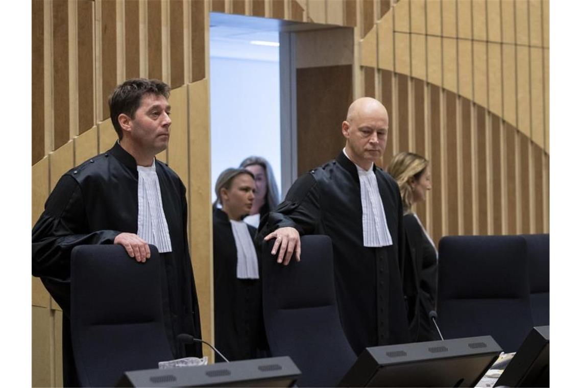 Der Vorsitzende Richter, Hendrik Steenhuis (r), und Richter Dagmar Koster (l) nehmen im Gerichtssaal ihre Plätze ein. Foto: Peter Dejong/AP/dpa