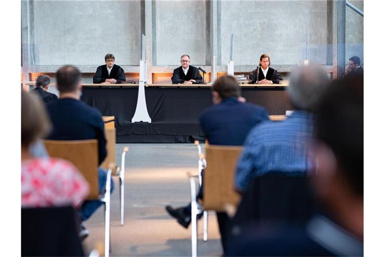 Der Vorsitzende Richter Johannes Wieseler (M) und seine Kollegen Volker Messing (l) und Dirk Pelzer sitzen zu Beginn der Berufungsverhandlung zu den Schadensersatzforderungen der Hinterbliebenen des Germanwings-Absturzes 2015 in der Lobby des Oberlandesgerichtes. Foto: Guido Kirchner/dpa