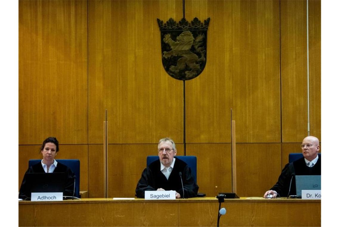 Der Vorsitzende Richter Thomas Sagebiel sitzt mit seinen beisitzenden Richtern an einem weiteren Verhandlungstag im Gerichtssaal des Oberlandesgerichts Frankfurt. Foto: Thomas Lohnes/AFP Pool/dpa