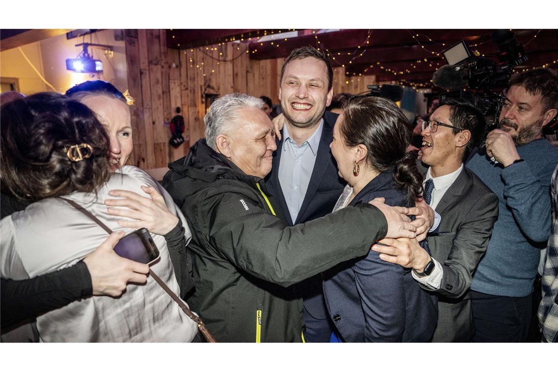 Grönland begegnet Trump-Druck mit breiter Regierungskoalition Der Vorsitzende von Demokraatit, Jens-Frederik Nielsen (M), jubelt während der Wahlparty von Demokraatit im Café Killut in der Hauptstadt Nuuk.