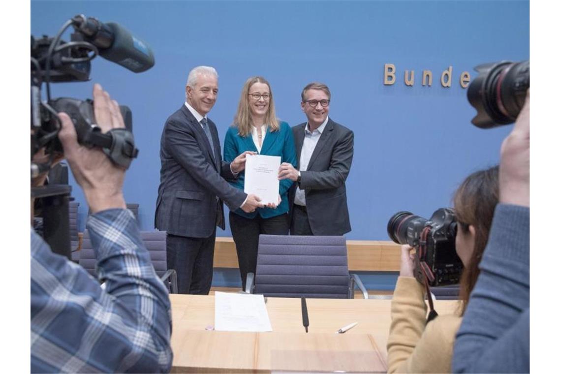 Deutschland soll spätestens 2038 aus der Kohle raus Der Vorstand der Kohlekommission, bestehend aus Stanislaw Tillich (l-r, CDU), Barbara Praetorius und Ronald Pofalla, stellen die Einigung der Kommission vor. Foto: Jörg Carstensen