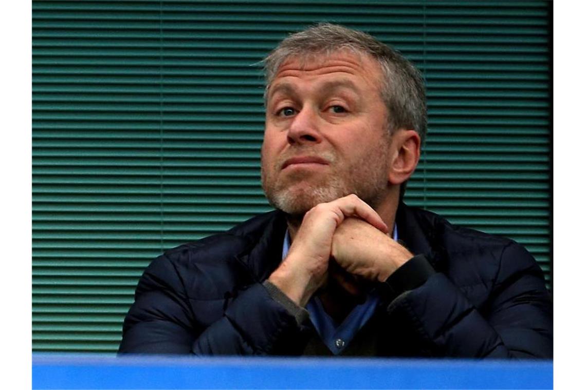 Chelsea und Sanktionen: Im Billigflieger zum Auswärtsspiel? Der Vorstand der Premier League hat Roman Abramowitsch untersagt als Direktor des Clubs tätig zu sein. Foto: Adam Davy/PA Wire/dpa
