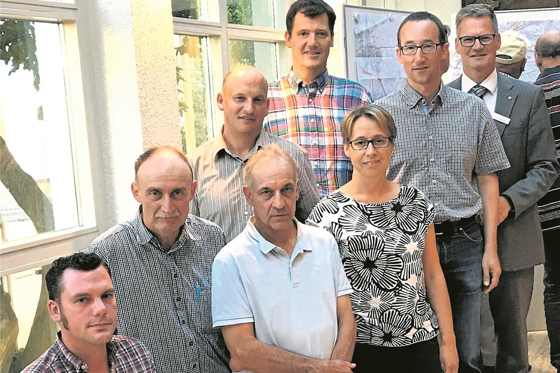 Der Vorstand (linke Reihe, von vorne): Markus Fischer, Hermann Wahl, Micha Baumgärtner, Markus Pfeiffer; rechte Reihe: Martin Krautter. sowie vom Landratsamt die leitende Ingenieurin Claudia Kallning, Ingenieur Jens Pohl und Dezernent Gerd Holzwarth. Foto: Landratsamt