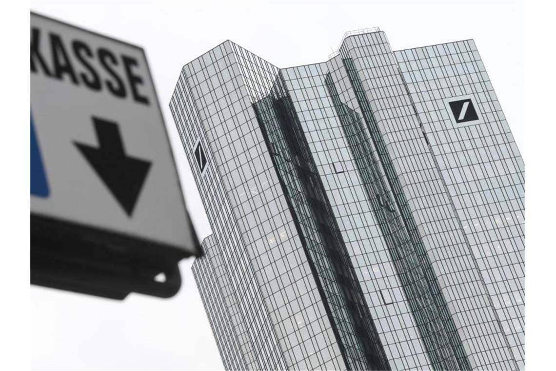 Deutsche Bank macht 5,7 Milliarden Euro Verlust Der Vorstand will die Deutsche Bank stärker aus dem Investmenbanking zurückziehen und mehr zu einer Bank des Mittelstands machen. Foto: Arne Dedert/dpa