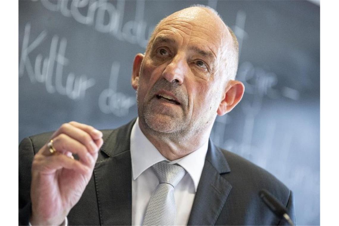 Der Vorstandsvorsitzende der Bundesagentur für Arbeit in Nürnberg, Detlef Scheele, spricht vor Journalisten. Foto: Christoph Soeder/dpa