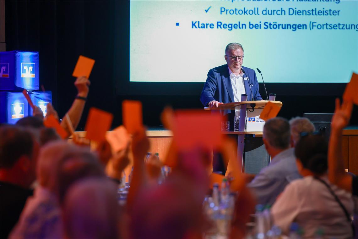 Der Vorstandsvorsitzende der Volksbank, Jürgen Schwab, kann nach einem wirtschaftlich schwierigen Jahr zufrieden sein. Foto: Alexander Becher