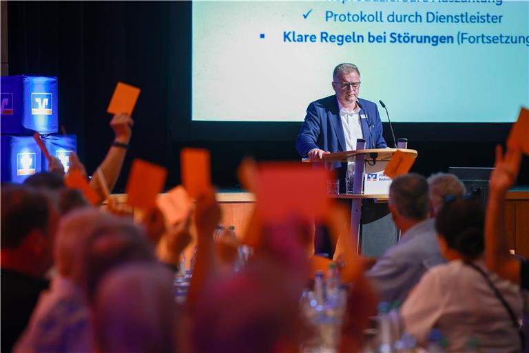 Der Vorstandsvorsitzende der Volksbank, Jürgen Schwab, kann nach einem wirtschaftlich schwierigen Jahr zufrieden sein. Foto: Alexander Becher