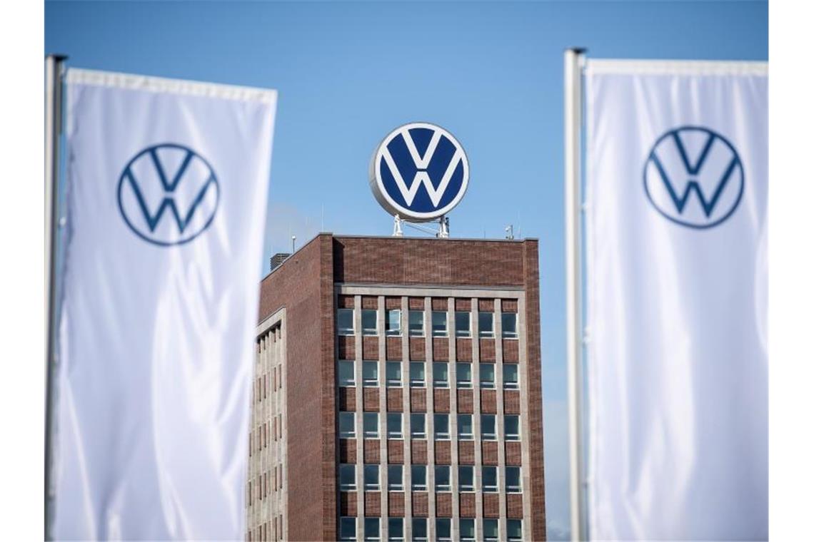 Der Vorwurf der Marktmanipulation unter anderem gegen Konzernchef Herbert Diess war eines der Themen der Betriebsversammlung am VW-Stammsitz in Wolfsburg. Foto: Sina Schuldt