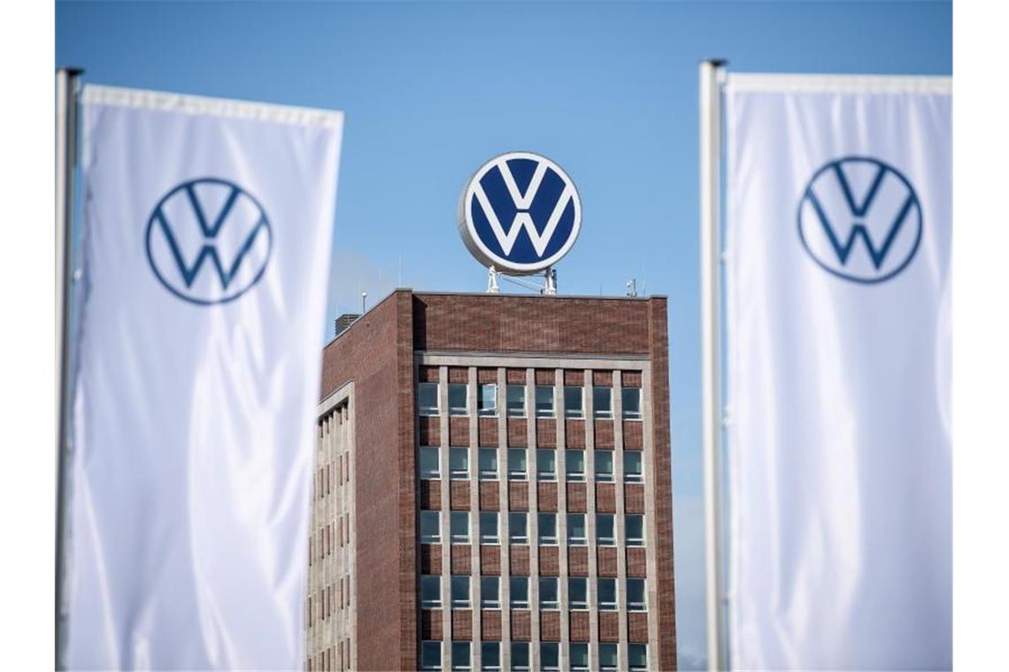 VW-Betriebsversammlung: Manager-Anklage und Ausblick Der Vorwurf der Marktmanipulation unter anderem gegen Konzernchef Herbert Diess war eines der Themen der Betriebsversammlung am VW-Stammsitz in Wolfsburg. Foto: Sina Schuldt