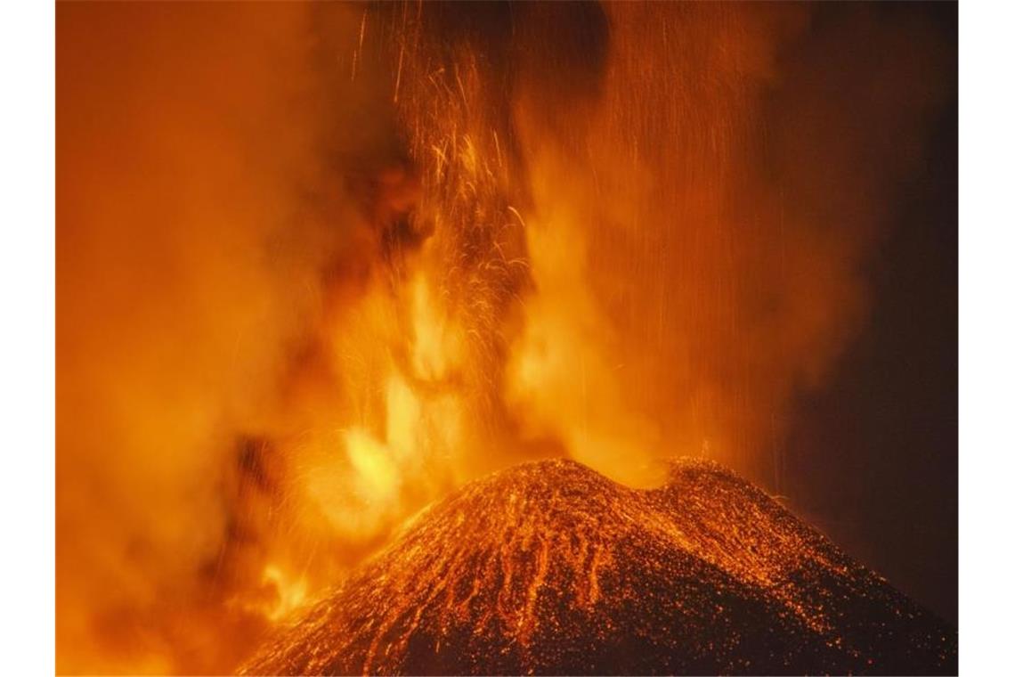 Der Vulkan Ätna auf Sizilien bricht seit letzter Woche kontinuierlich aus. Foto: Salvatore Allegra/AP/dpa