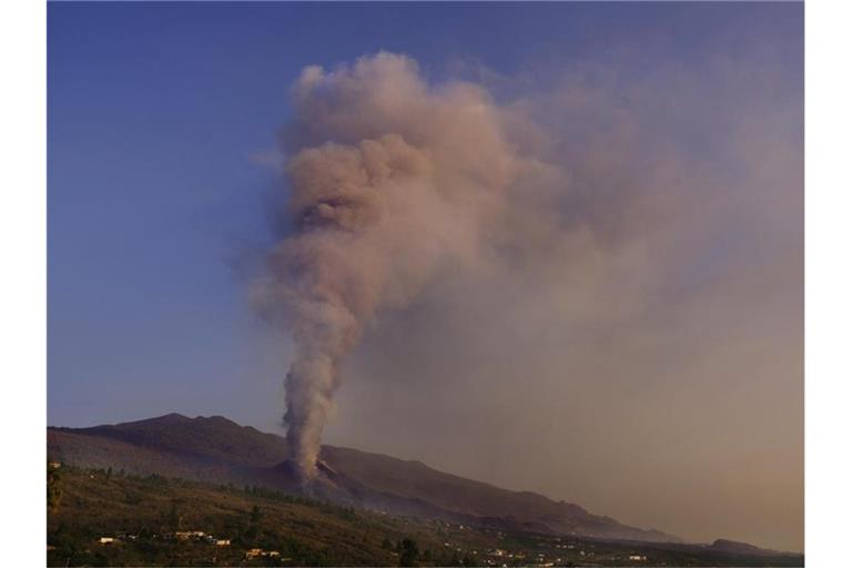 Der Vulkan auf der Kanareninsel La Palma. Die Lava hat bereist mehr als 1000 Gebäude zerstört, davon 880 Wohnhäuser. Foto: Daniel Roca/AP/dpa