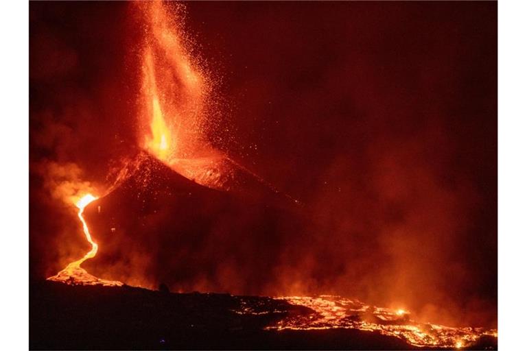 Der Vulkan Cumbre Vieja auf La Palma stößt weiter Lava aus. Foto: Kike Rincón/EUROPA PRESS/dpa