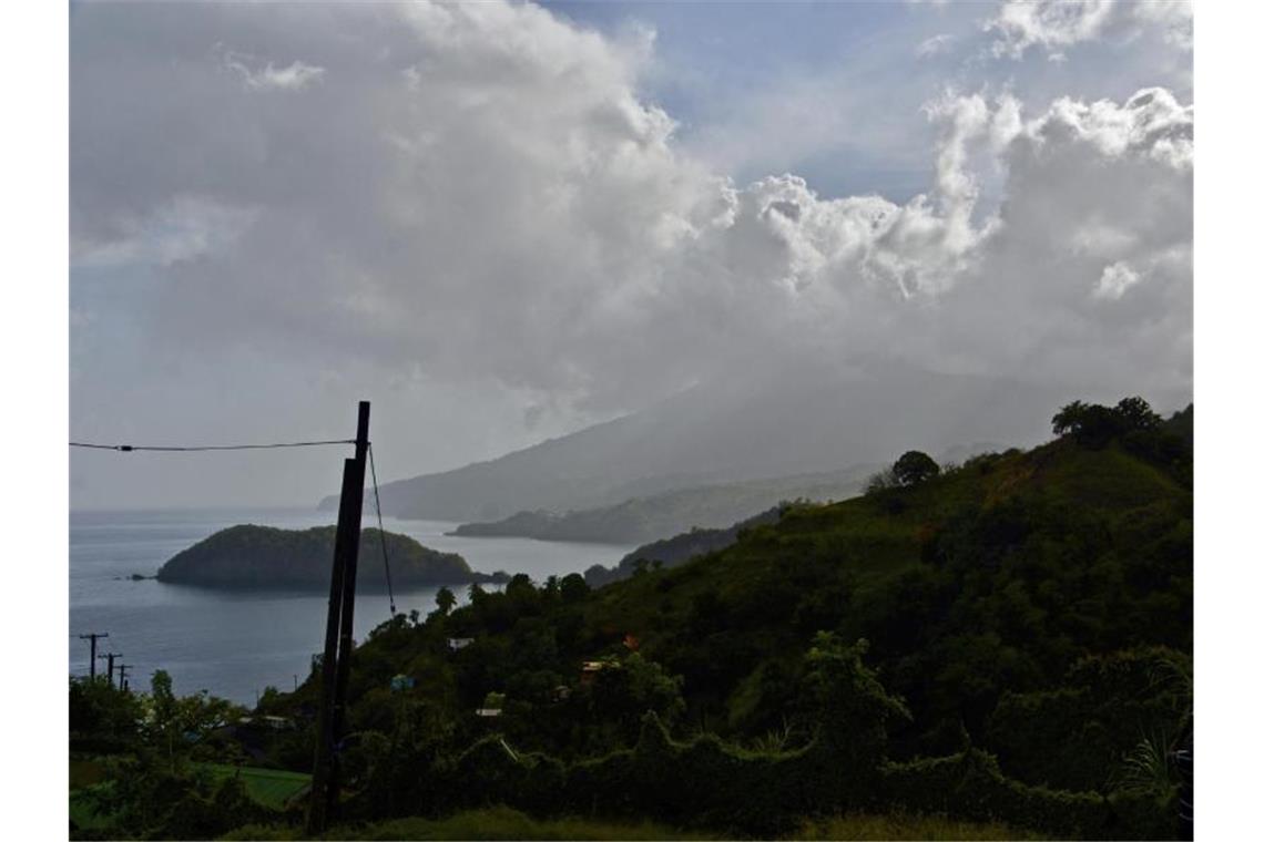 Der Vulkan La Soufriere ist auf der östlichen Karibikinsel St. Vincent ausgebrochen. Foto: Kepa Diez Ara/AP/dpa