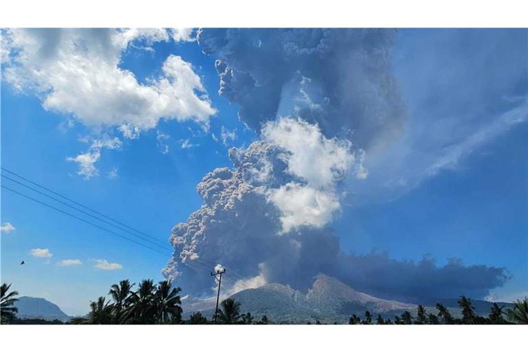 Der Vulkan Lewotobi Laki Laki auf der Insel Flores hat heute eine rund 18.000 Meter hohe Aschewolke in den Himmel geschleudert.