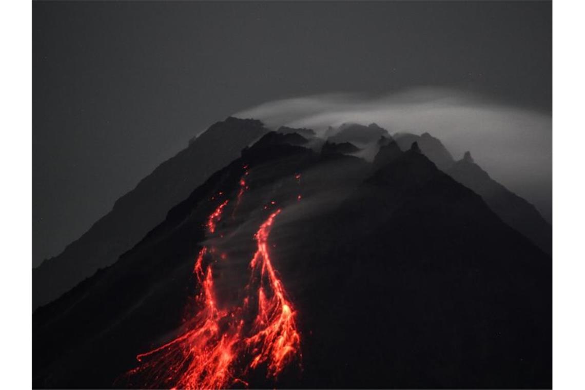Der Vulkan Merapi auf der Insel Java stößt glühende Lava von seinem Gipfel in Richtung der Flüsse Upper Boyong und Krasak aus. Foto: Slamet Riyadi/ZUMA Wire/dpa