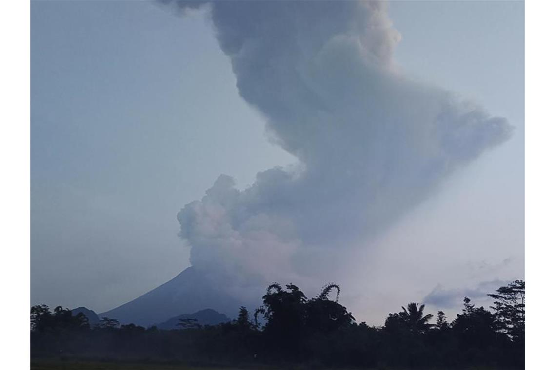 Indonesischer Vulkan spuckt kilometerweit Asche Der Vulkan Merapi spuckt Asche. Foto: Slamet Riyadi/AP/dpa