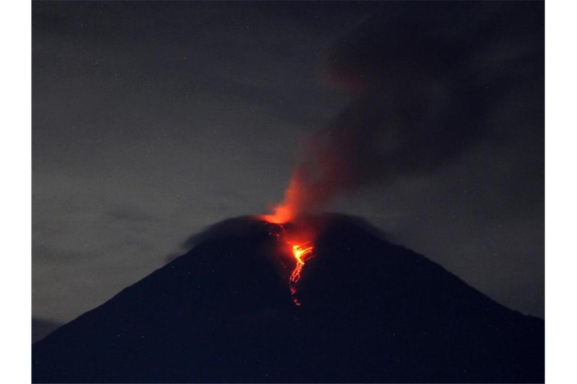 Der Vulkan Semeru auf der indonesischen Insel Java ist wieder aktiv. Foto: Aditya Irawan/XinHua/dpa