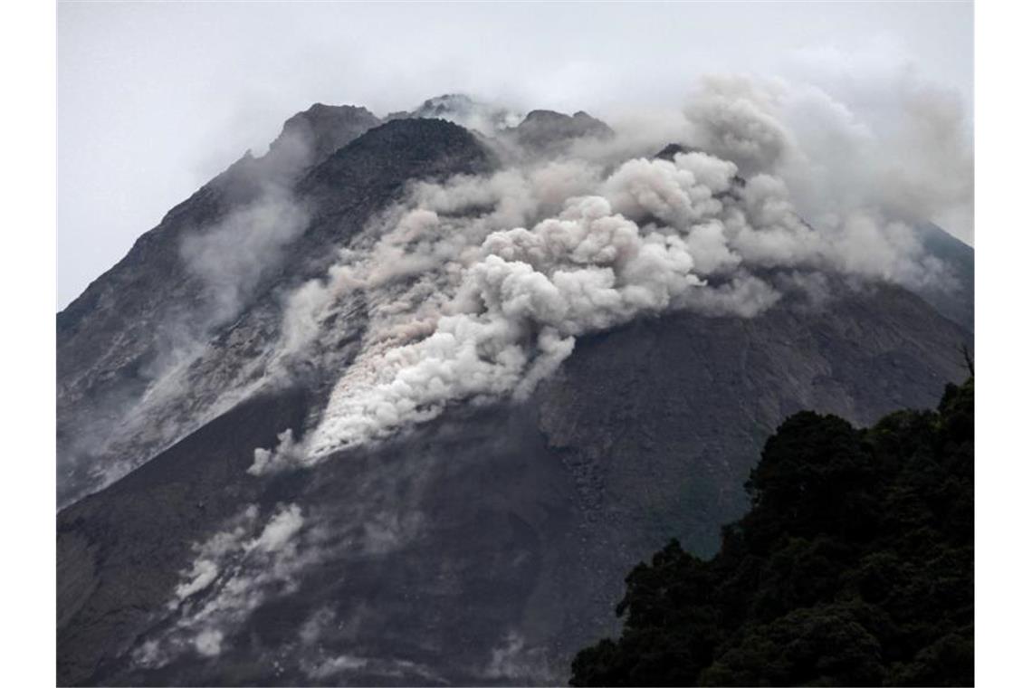 Der Vulkan Semeru spukt Rauch und Asche aus. Foto: Aditya Irawan/XinHua/dpa