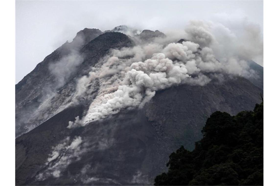 Mindestens 13 Tote nach Vulkanausbruch auf Java Der Vulkan Semeru spukt Rauch und Asche aus. Foto: Aditya Irawan/XinHua/dpa