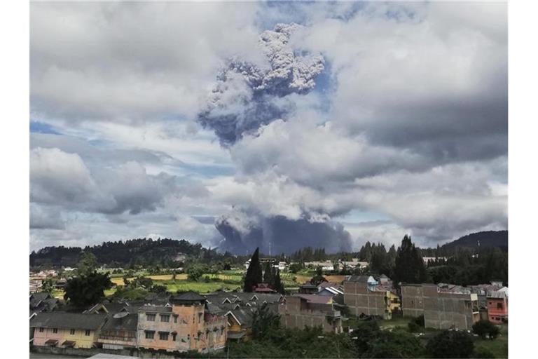 Der Vulkan Sinabung spuckt bei seinem Ausbruch Asche und Rauch in die Luft. Sinabung gehört zu den mehr als 120 aktiven Vulkanen in Indonesien. Foto: Sugeng Nuryono/AP/dpa