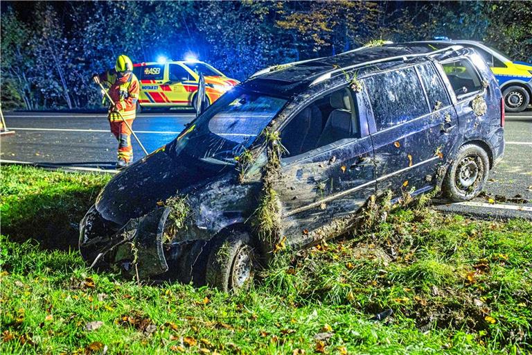 Pkw überschlägt sich auf dem Autobahnzubringer bei Steinheim Der VW Touran überschlug sich und landete im Graben. Fotos: 7aktuell.de/Simon Adomat