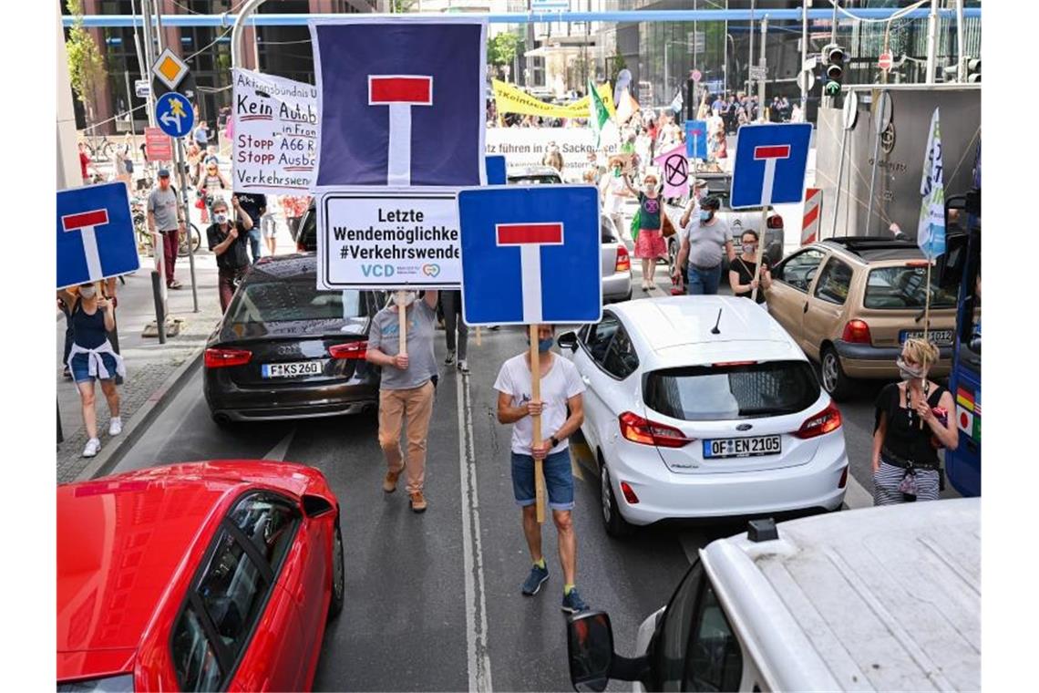 Parken für Anwohner in Innenstädten könnte teurer werden Der wachsende Verkehr in den Städten führt immer häufiger zu Protesten. Foto: Arne Dedert/dpa
