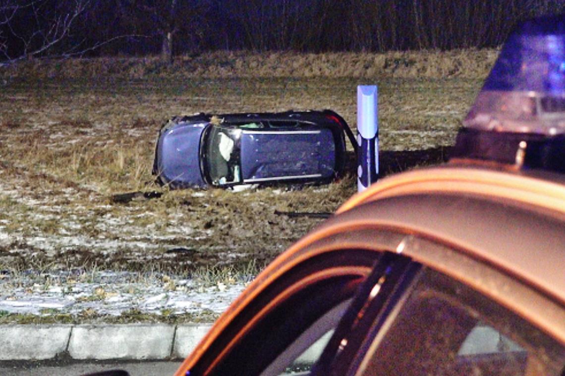 Der Wagen überschlug sich und landete im Acker. Foto: Kevin Lermer/7aktuell.de