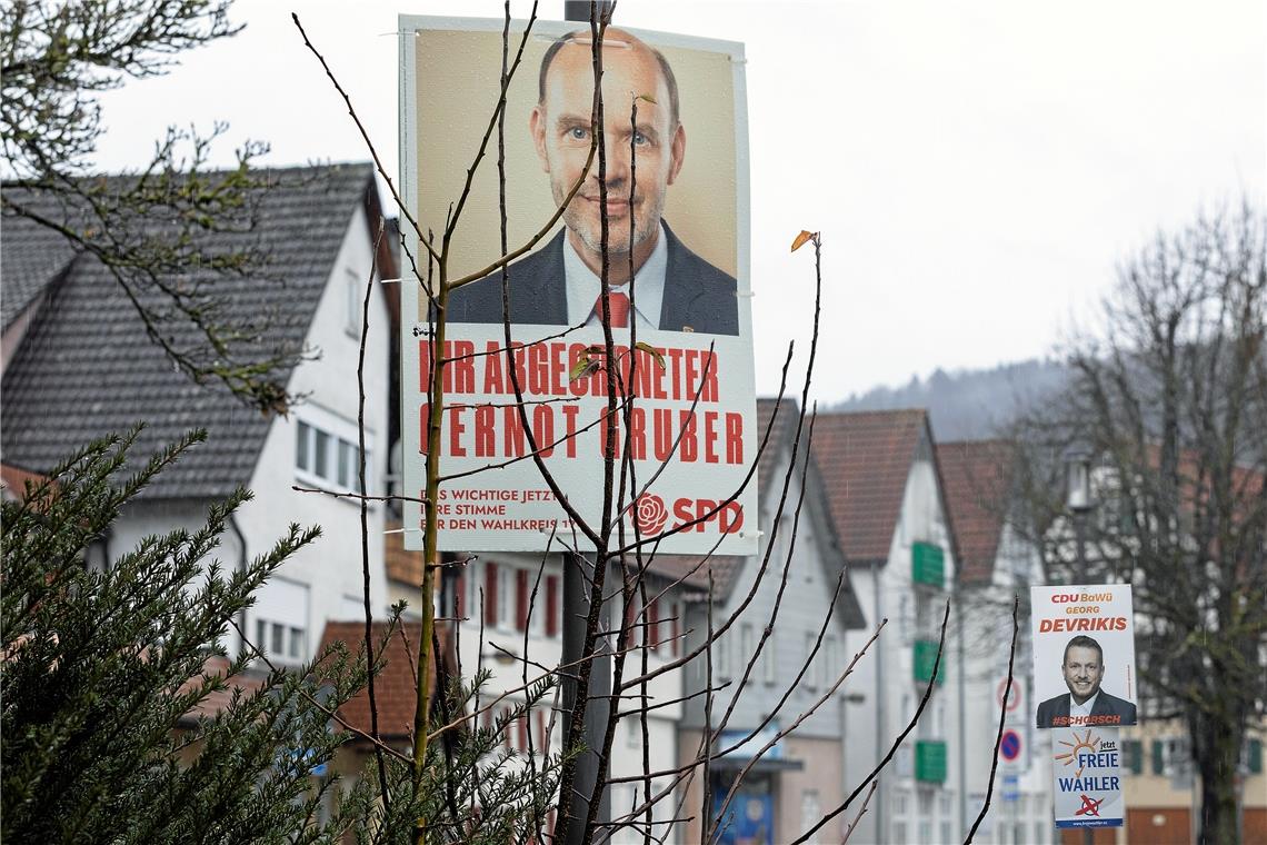 Ärger um Wahlplakate Der Wahlkampf nimmt mittlerweile Fahrt auf. Vieles hat sich aufgrund der Coronabeschränkungen und des Lockdowns ins Netz verlagert. Doch es gibt auch noch die klassisch-analoge Werbeform der Wahlplakate. In Murrhardt gab es Ärger, weil die CDU am Sonntagabend, also vor Mitternacht und dem Beginn des Montags, plakatiert und die SPD mit einigen Exemplaren nachgezogen hat. Foto: J. Fiedler