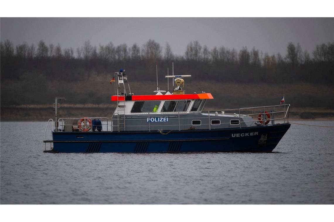Der Wal wird von der Wasserschutzpolizei begleitet.