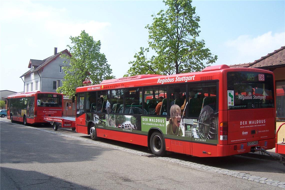 Der Waldbus in seiner jetzigen Form soll entfallen Der Waldbus verbindet derzeit Schorndorf, Rudersberg, Welzheim, Kaisersbach und Althütte. Auf seiner Rundfahrt hält er 80-mal – zu oft für Fahrgäste, die in ihrer Freizeit etwa zum Ebnisee oder zum Schwaben-Park möchten. Archivfoto: Landratsamt