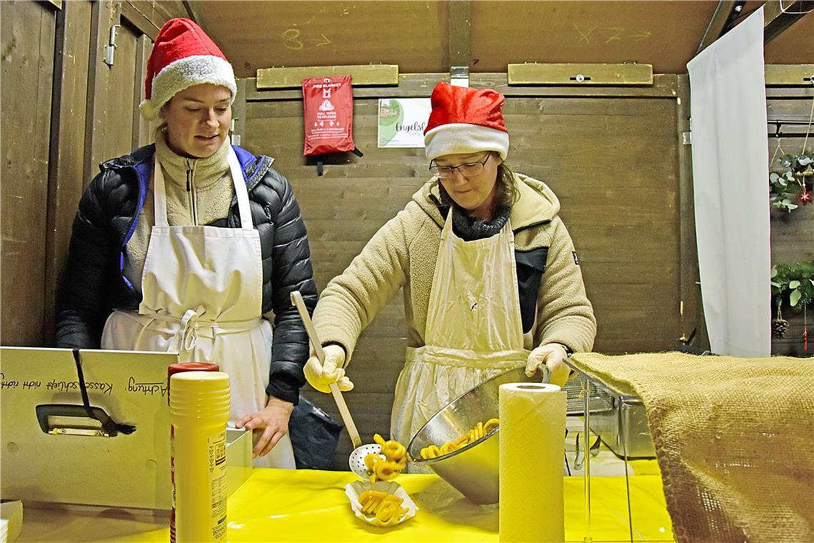 Der Waldkindergarten bietet Engelslocken an.  Linda Pfizenmaier (links) und Mari...