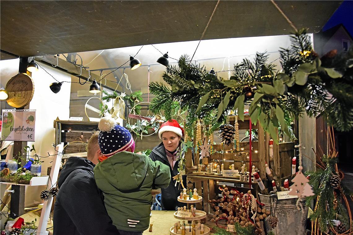 Der Waldkindergarten verkauft Weihnachtssachen für den guten Zweck. Weihnachtsma...