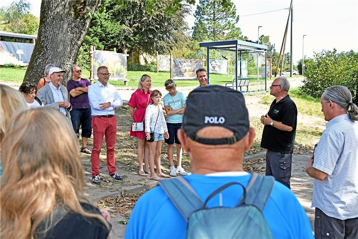 Der Waldmeister Manfred Krautter (Zweiter von rechts) erklärt den Gästen bei der...