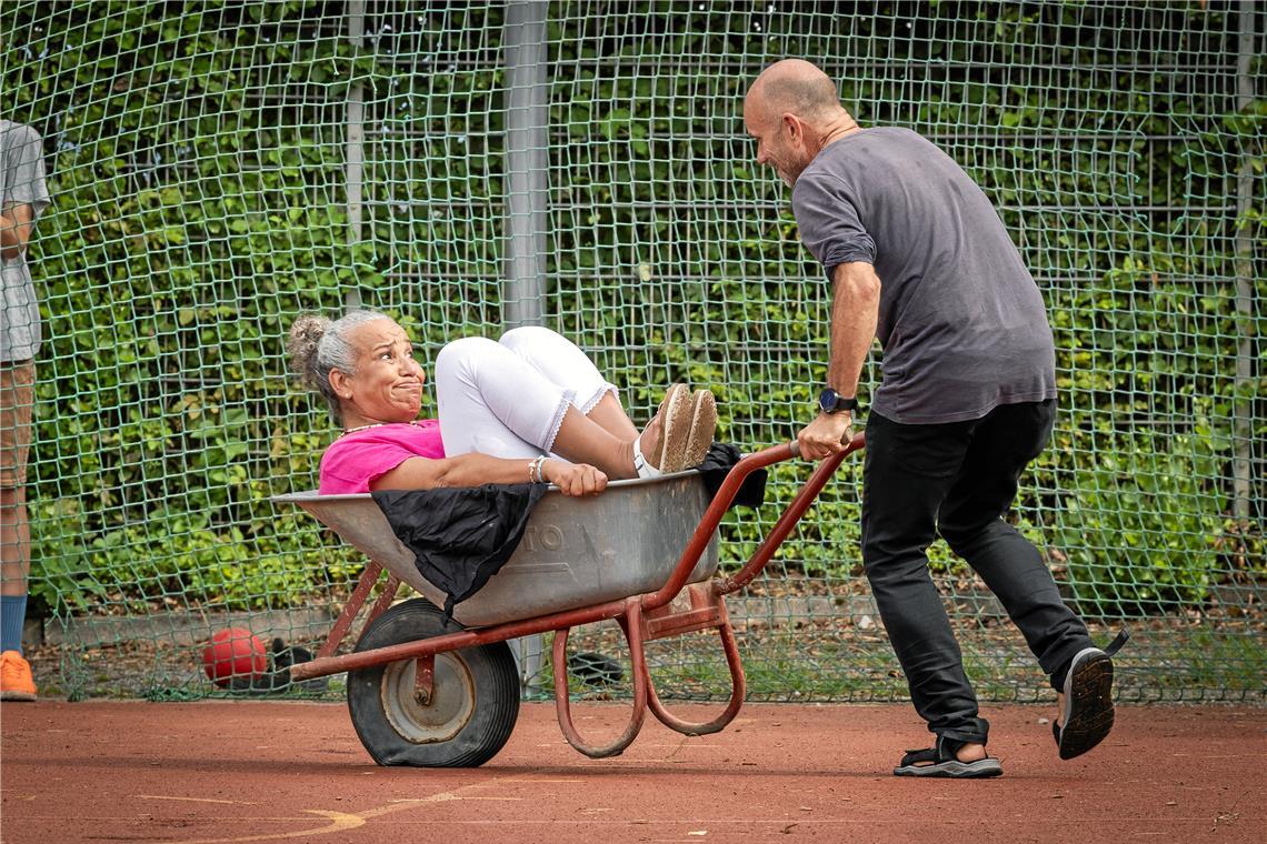 Abischerze: Zwischen an Regeln halten und Eskalation Der Waldorflehrer Mathias Riff gibt alles beim Schubkarrenwettrennen, bei dem er seine Kollegin Sitana Omer schnellstmöglich ins Ziel schieben muss. Foto: Alexander Becher