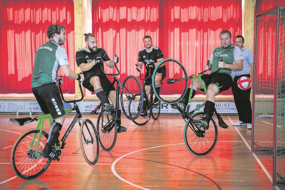 Enttäuschender Auftakt in der Finalserie Der Waldremser Björn Bootsmann (Zweiter von links) hat beim Heimturnier mit seinem Teamkollegen enttäuscht. Foto: A. Becher