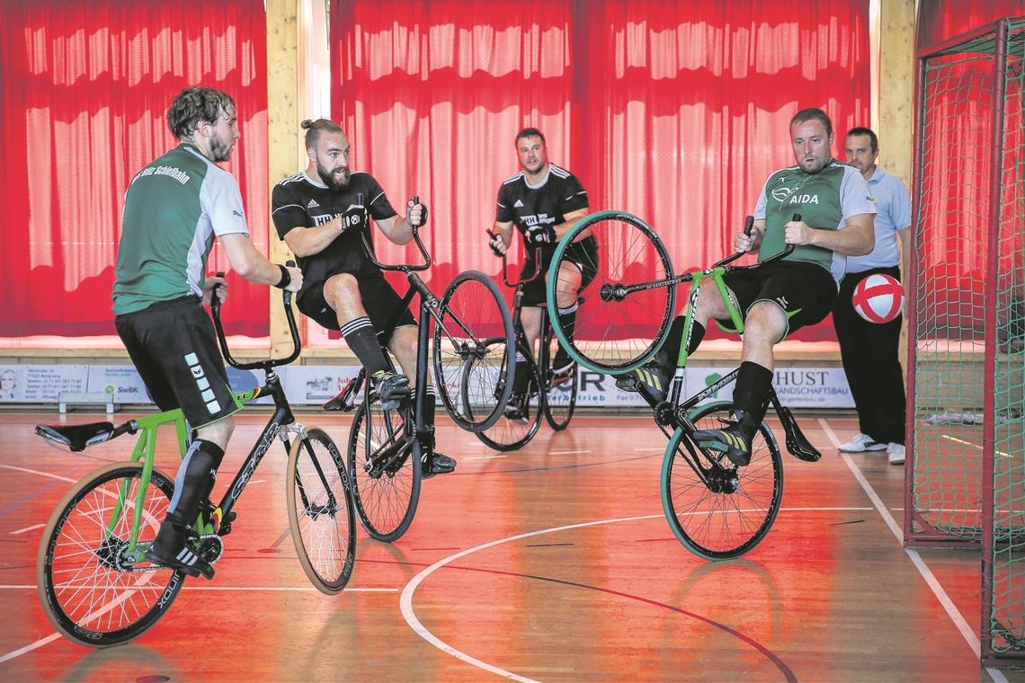 Der Waldremser Björn Bootsmann (Zweiter von links) hat beim Heimturnier mit seinem Teamkollegen enttäuscht. Foto: A. Becher