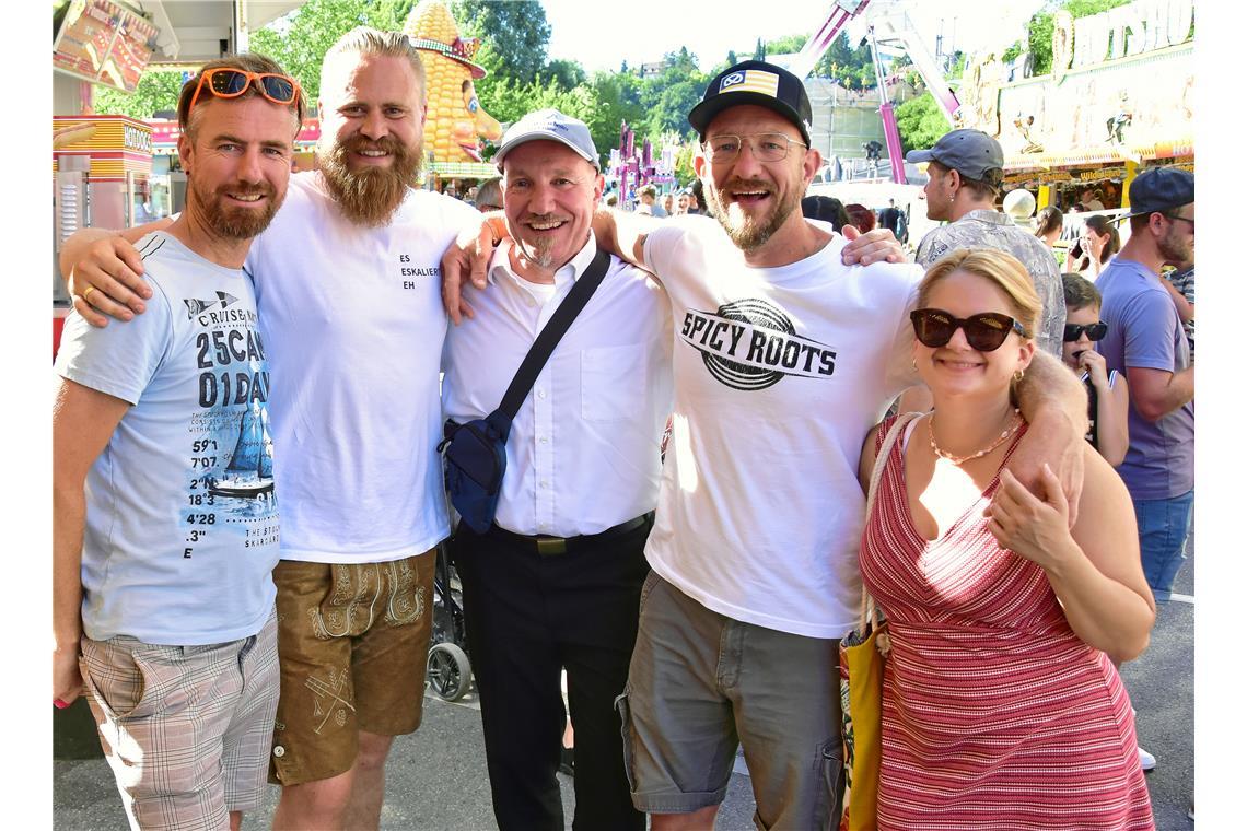 Der Waldschrat Sven Vollbrecht  (zweiter von rechts) auf dem Rummel. Straßenfest...