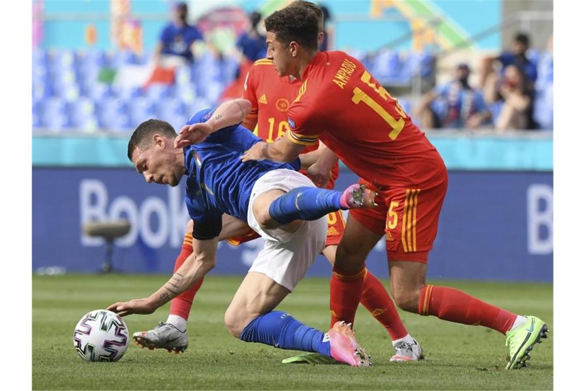 Italien souveräner Gruppenerster - auch Wales weiter Der Waliser Ethan Ampadu (r) bringt mit einem Teamkameraden Italiens Jorginho zu Fall. Foto: Alberto Lingria/POOL Reuters/dpa