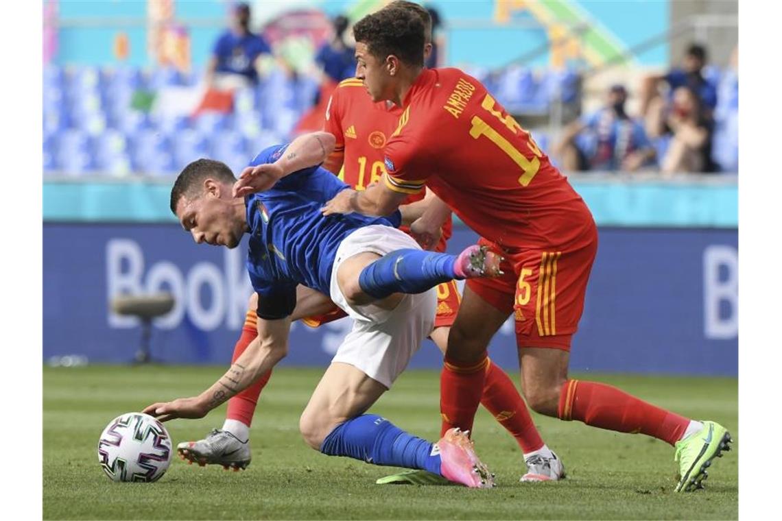 Der Waliser Ethan Ampadu (r) bringt mit einem Teamkameraden Italiens Jorginho zu Fall. Foto: Alberto Lingria/POOL Reuters/dpa