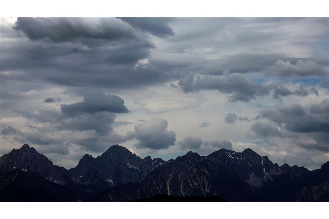 Der Wanderer stürzte Mitte Oktober durch steiles, teils felsiges Gelände etwa 30 Meter in die Tiefe (Symbolbild).