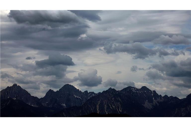 Der Wanderer stürzte Mitte Oktober durch steiles, teils felsiges Gelände etwa 30 Meter in die Tiefe (Symbolbild).