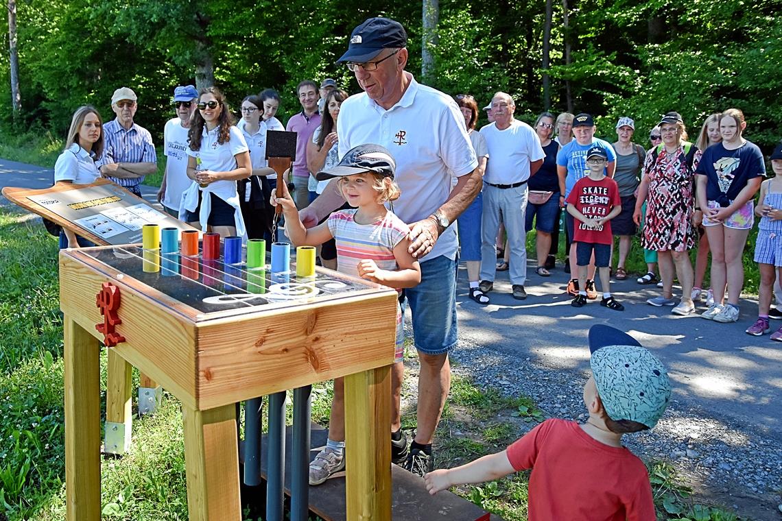 Neuer Erlebniswanderweg in Rietenau mit zwölf Stationen Der Wanderweg Rietenauer Tonspur startet an der Musikhalle. An der zweiten Station wartet ein Tubulum auf die Besucher. Foto: Tobias Sellmaier