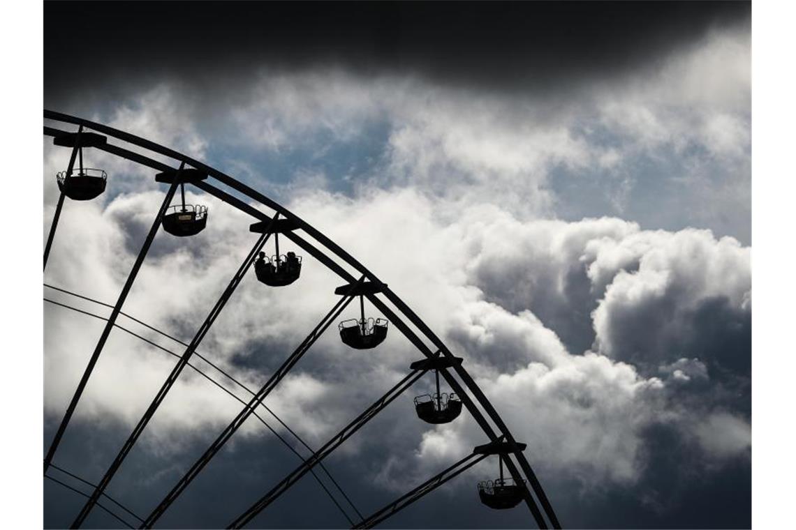 Der „Wasen“ ist nach dem Münchner Oktoberfest das zweitgrößte Volksfest in Deutschland. Foto: Christoph Schmidt/dpa