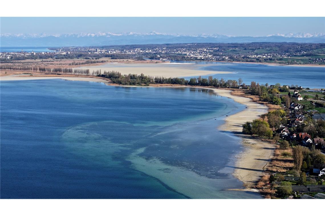 So wirkt sich das Bodensee-Niedrigwasser aus Der Wasserstand des Bodensees ist auf einem niedrigen Stand - rund um die Insel Reichenau wird das deutlich, hier beim Wollmatinger Ried (Aufnahme mit Drohne vom 7.4.).